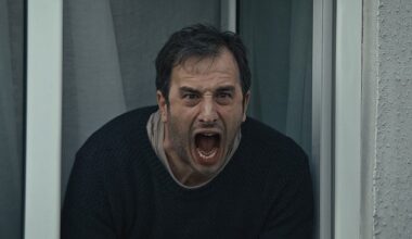 Netflix, Berkun Oya İmzalı Mini Dizi Kuvvetli Bir Alkış'ın Resmi Fragmanını Paylaştı
