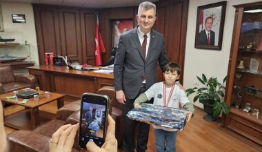 Satrançta Gölcük'ün gururu Başkan Sezer'e konuk oldu