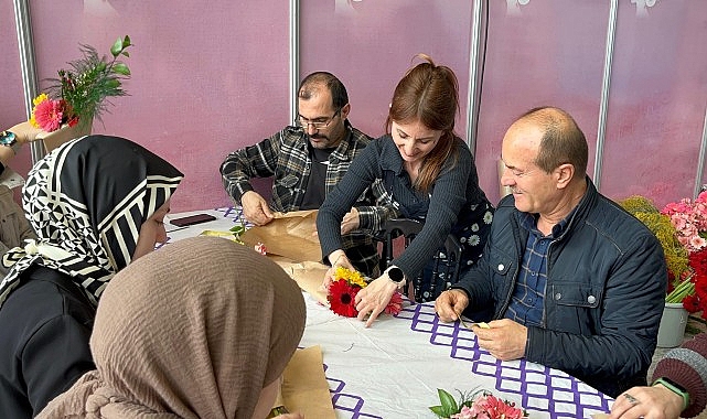 Beyler Kadın Festivali'nde eşlerine çiçek yaptı