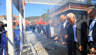 Binlerce Vatandaş Hamsi Festivali için Kent Meydanında Bir Araya Geldi