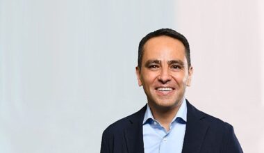 KAREL'de Bayrak Değişimi