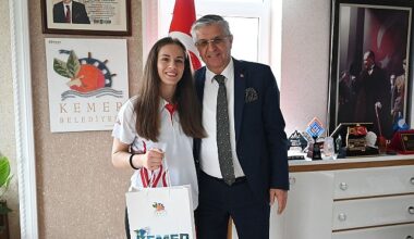 Muay Thai ve kick boks sporcusundan Başkan Topaloğlu'na ziyaret
