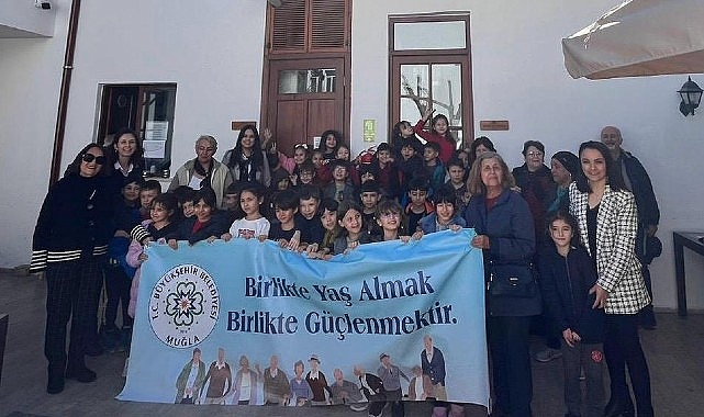 Muğla Büyükşehir Belediyesi Yaşlılara Saygı Haftası'nı Türk Sanat Müziği Korosu konseri, ebru sanatı, sinema, sohbet ve ziyaretlerle kutladı