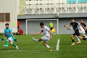 Nilüfer Altınova'ya gol yağdırdı