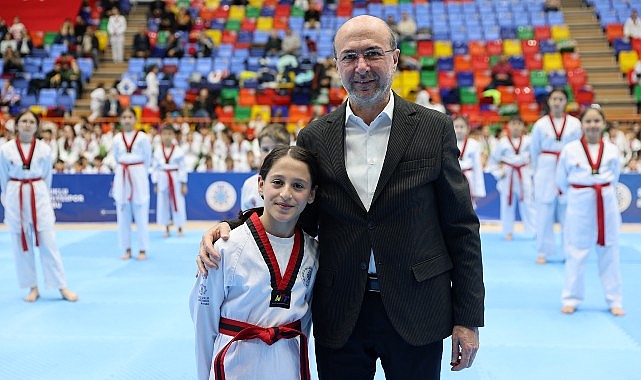 Selçuklu Belediye Başkanı Ahmet Pekyatırmacı, Selçuklu Belediyespor Kulübü'nde Tekvando branşında eğitim gören sporcuların kuşak heyecanına ortak oldu