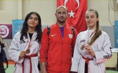 Foça Belediyespor Kulübü, Taekwondo Yıldızlar İzmir İl Şampiyonası'nda bir altın ve iki bronz madalya ile kürsüye çıktı