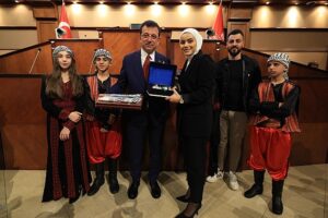 İBB Başkanı Ekrem İmamoğlu, 15 farklı ülkeden 'Uluslararası 23 Nisan Çocuk Festivali' için İstanbul'a gelen çocukları, Saraçhane'deki tarihi Meclis Salonu'nda ağırladı