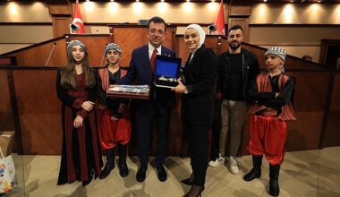 İBB Başkanı Ekrem İmamoğlu, 15 farklı ülkeden 'Uluslararası 23 Nisan Çocuk Festivali' için İstanbul'a gelen çocukları, Saraçhane'deki tarihi Meclis Salonu'nda ağırladı