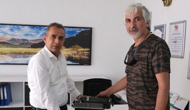1950 model daktiloyu Kültür Evi’ne bağışladı