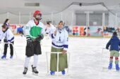 Anneler çocuklarıyla birlikte buz pistinde