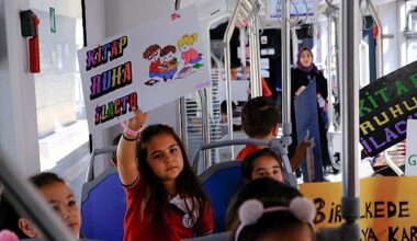 Antray küçük kitapseverleri ağırladı Öğrenciler tramvayda kitap okudu