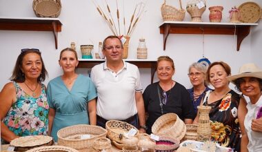 Ayvalık Belediyesi Mahalleevleri’ndeki kadınlar tarafından üretilen birbirinden güzel el emeği göz nuru hediyeler “El Emeği Pazarı”nda satışa sunuldu