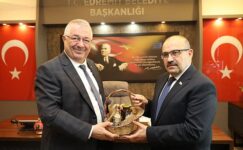 Balıkesir Valisi İsmail Ustaoğlu, Edremit Belediye Başkanı Mehmet Ertaş’ı ziyaret etti