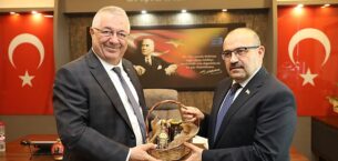 Balıkesir Valisi İsmail Ustaoğlu, Edremit Belediye Başkanı Mehmet Ertaş’ı ziyaret etti