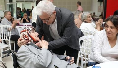 Burhaniye’de Ahmet Akın Kültür Merkezi’nde Anneler Günü matinesi düzenlendi