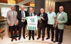 Bursaspor Kulüp Başkanı Sinan Bür ve ekibi Nilüfer Belediye Başkanı Şadi Özdemir’i ziyaret ederek görevinde başarılar diledi