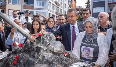CHP Genel Başkanı Özgür Özel ve İzmir Büyükşehir Belediye Başkanı Dr. Cemil Tugay Soma’da maden şehitlerinin aileleriyle buluştu