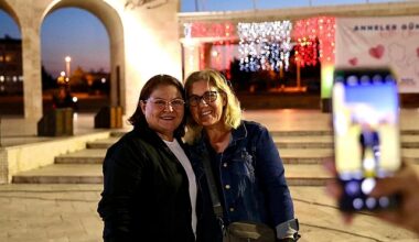 Didim Belediyesi Anneler Günü dolayısıyla Cumhuriyet Kent Meydanı’nda sinema etkinliği düzenledi
