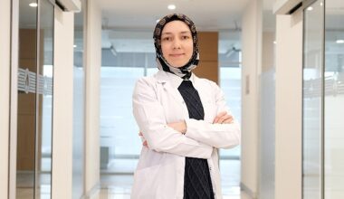 Diş temizliğindeki eksikler diş eti büyümesine neden oluyor! Ağızdan nefes alanların ön dişlerindeki et büyüyor!