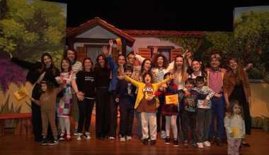 ETi Çocuk Tiyatrosu, yeni oyunu “Bir Bilmecem Var Çocuklar”ın ilk gösterimini ünlü isimlerle gerçekleştirdi