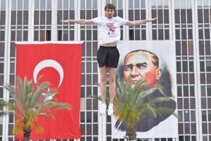 İzmir’de 19 Mayıs coşkusu  Cumhuriyet Meydanı rengarenk