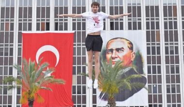 İzmir’de 19 Mayıs coşkusu  Cumhuriyet Meydanı rengarenk