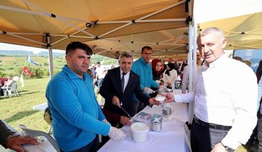 Kandıra Belediye Başkanı Erol Ölmez, Kocaeli Büyükşehir Belediyesi tarafından, Kandıra Sarışeyh Mahallesinde düzenlenen Çiftçi Şenliğine katıldı