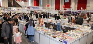 Karaman Belediyesi’nin bu yıl 10-19 Mayıs tarihlerinde düzenlediği 4. Karaman Kitap Günleri, kitapseverlerin yoğun ilgisiyle devam ediyor