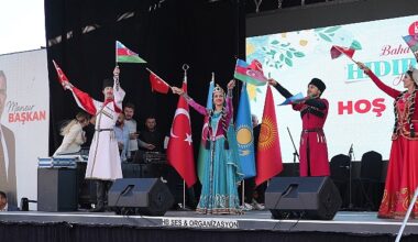 Keçiören Belediyesi tarafından İlçedeki Kalaba Kent Meydanı'nda düzenlenen Hıdırellez Bayramı coşkuyla kutlandı