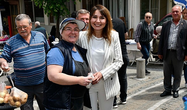 Malkara Belediye Başkanı Nergiz Karaağaçlı Öztürk, Anneler Günü etkinlikleri çerçevesinde Şehitlik Caddesi’nde düzenlenen Kadın Emeği Pazarı’nı ziyaret etti