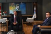 Mersin Yenişehir Belediye Başkanı Abdullah Özyiğit, Mersin Büyükşehir Belediye Başkanı Vahap Seçer’i makamında ziyaret etti