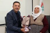 Nevşehir Belediye si tarafından Anneler Günü dolayısıyla düzenlenen programda Elmas Arı, Nevşehir Belediye Başkanı olan oğlu Rasim Arı’yı anlattı