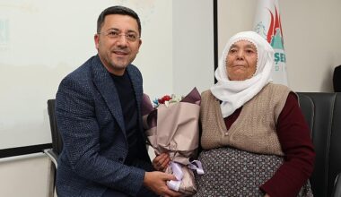 Nevşehir Belediye si tarafından Anneler Günü dolayısıyla düzenlenen programda Elmas Arı, Nevşehir Belediye Başkanı olan oğlu Rasim Arı’yı anlattı