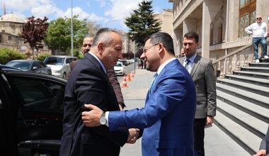 Nevşehir Valisi Ali Fidan, 31 Mart günü gerçekleştirilen Mahalli İdareler Genel Seçimlerinde Nevşehir Belediye Başkanlığı görevine seçilen Rasim Arı’ya hayırlı olsun ziyaretinde bulundu Nevşehir Valisi Ali Fidan, 31 Mart günü gerçekleştirilen Mahalli İdareler Genel Seçimlerinde Nevşehir Belediye Başkanlığı görevine seçilen Rasim Arı’ya hayırlı olsun ziyaretinde bulundu