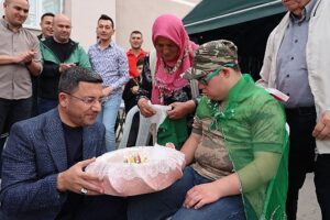 Nevşehir’de down sendromlu Yusuf Tosun için temsili asker eğlencesi düzenlendi. Eğlence programında, gence asker kınasını Belediye Başkanı Rasim Arı yaktı