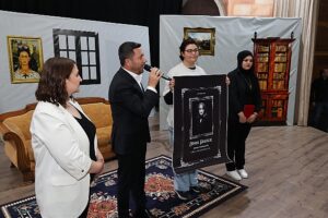 Nevşehir'de yeni kurulan Tozlu Sahne tiyatro ekibinin ilk oyunu olan '9 Canlı' adlı polisiye komedi Kapadokya Kültür ve Sanat Merkezi'nde sahnelendi