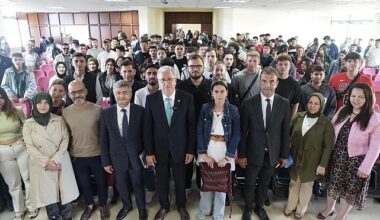 Rektör Budak, Bergama MYO’da Muhasebe Uygulamaları ve Finans Laboratuvarı’nda incelemelerde bulundu
