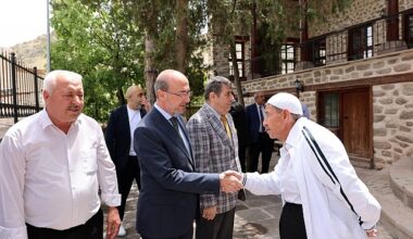 Selçuklu Belediye Başkanı Ahmet Pekyatırmacı namaz sonrasında vatandaşlarla hasbihal etti