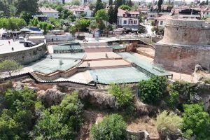 Tarihi Hıdırlık Kulesi’nde Modanın Büyülü Gecesi: Cihan Nacar Defilesi