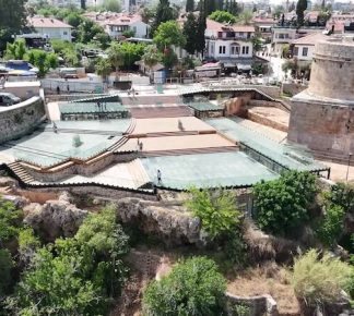 Tarihi Hıdırlık Kulesi’nde Modanın Büyülü Gecesi: Cihan Nacar Defilesi