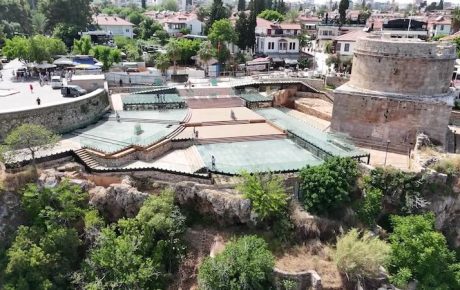 Tarihi Hıdırlık Kulesi’nde Modanın Büyülü Gecesi: Cihan Nacar Defilesi
