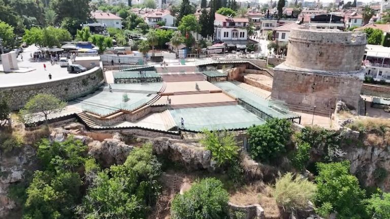Tarihi Hıdırlık Kulesi’nde Modanın Büyülü Gecesi: Cihan Nacar Defilesi