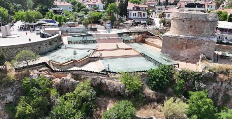 Tarihi Hıdırlık Kulesi’nde Modanın Büyülü Gecesi: Cihan Nacar Defilesi
